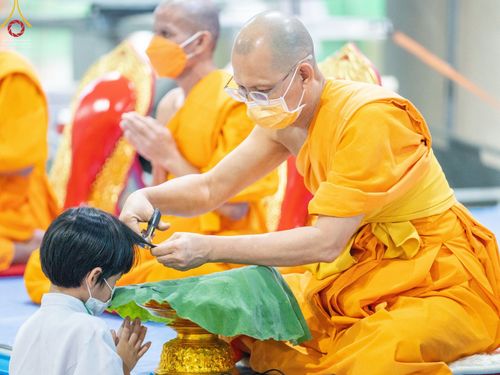 ภาพ No.43984:ประมวลภาพพิธีปลงผม โครงการบรรพชาสามเณรฟื้นฟูพระพุทธศาสนาทั่วไทย ณ ศูนย์อบรมวัดพระธรรมกาย