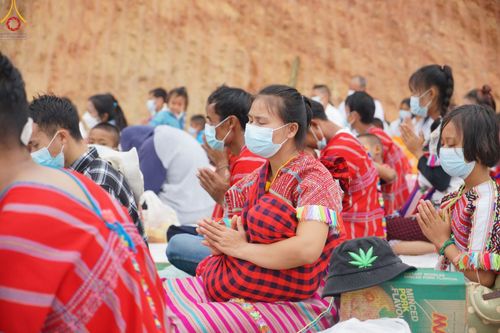 ภาพ No.50641:ประมวลภาพพิธีตักบาตร ณ วัดแม่แพ จ.แม่ฮ่องสอน เนื่องในวันธรรมชัย