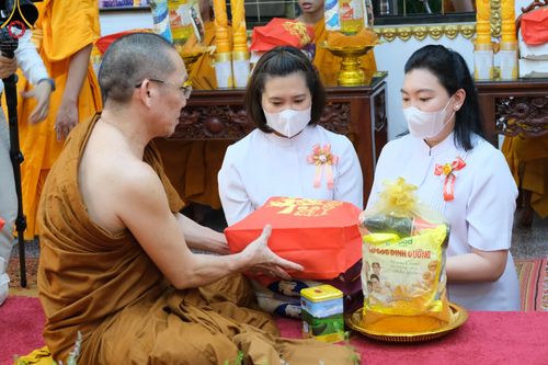 ภาพ No.47917:ประมวลภาพมูลนิธิธรรมกาย ถวายเทียนพรรษา อัญเชิญพระธาตุถวายวัดเถรวาทเวียดนาม