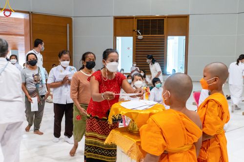 ภาพ No.45931:ประมวลภาพพิธีตักบาตรและทอดผ้าป่า โครงการบรรพชาสามเณรฟื้นฟูพระพุทธศาสนาทั่วไทย ณ อนุสรณ์สถานพระมงคลเทพมุนี