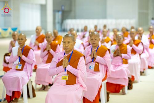 ภาพ No.325631:วันที่ 26 เมษายน พ.ศ.2569 กิจกรรมงานบุญวันอาทิตย์ สาธุชนปฏิบัติธรรมร่วมกัน ณ ห้องแก้วสารพัด 1 วัดพระธรรมกาย ปทุมธานี