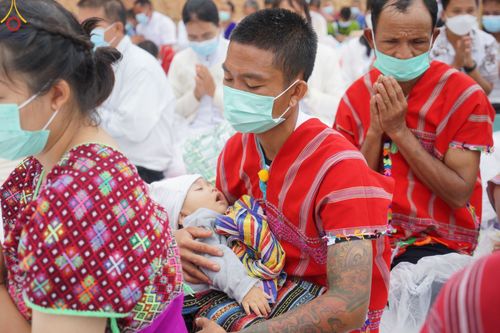 ภาพ No.50643:ประมวลภาพพิธีตักบาตร ณ วัดแม่แพ จ.แม่ฮ่องสอน เนื่องในวันธรรมชัย