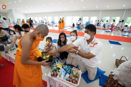 ภาพ No.45384:ประมวลภาพพิธีตักบาตรสามเณรใหม่ โครงการบรรพชาสามเณรฟื้นฟูพระพุทธศาสนาทั่วไทย ณ ศูนย์อบรมเยาวชนนครปฐม