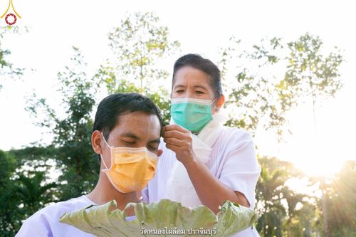 ภาพ No.39314:พิธีตัดปอยผมและปลงผมในโครงการอุปสมบท บูชาธรรมมหาปูชนียาจารย์ ประจำปี 2564 ชุดที่ 1