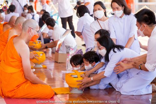 ภาพ No.40366:พิธีตัดปอยผม ปลงผม ขอขมารับผ้าไตรและพิธีบรรพชา ในโครงการอุปสมบท บูชาธรรมมหาปูชนียาจารย์ ประจำปี 2564 ชุดที่ 12