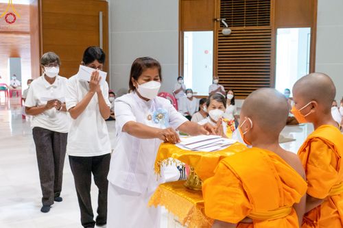 ภาพ No.45932:ประมวลภาพพิธีตักบาตรและทอดผ้าป่า โครงการบรรพชาสามเณรฟื้นฟูพระพุทธศาสนาทั่วไทย ณ อนุสรณ์สถานพระมงคลเทพมุนี