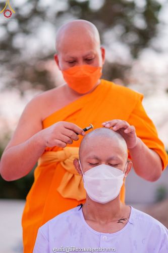 ภาพ No.39591:พิธีตัดปอยผม ปลงผม ขอขมารับผ้าไตรและพิธีบรรพชา ในโครงการอุปสมบท บูชาธรรมมหาปูชนียาจารย์ ประจำปี 2564 ชุดที่ 3