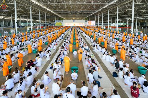 ภาพ No.52252:ประมวลภาพพิธีตักบาตรข้าวสารอาหารแห้ง (วันอาทิตย์ต้นเดือนตุลาคม) ณ บ้านแก้วเรือนทองคุณยายฯ วัดพระธรรมกาย