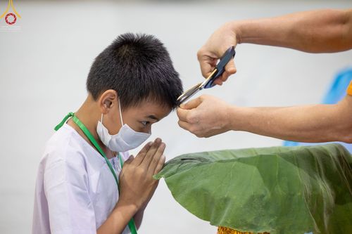 ภาพ No.43985:ประมวลภาพพิธีปลงผม โครงการบรรพชาสามเณรฟื้นฟูพระพุทธศาสนาทั่วไทย ณ ศูนย์อบรมวัดพระธรรมกาย