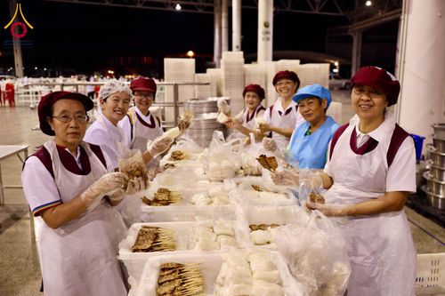 ภาพ No.287227:วันที่ 3 มกราคม พ.ศ.2569 พิธีถวายภัตตาหารเป็นสังฆทาน แด่พระธรรมยาตรา ณ วัดพระธรรมกาย  จังหวัดปทุมธานี ในโครงการธรรมยาตรา กตัญญูบูชา มหาปูชนียาจารย์ พระมงคลเทพมุนี(สด จนฺทสโร) พระผู้ปราบมาร อนุสรณ์สถาน 7 แห่ง ปีที่ 14