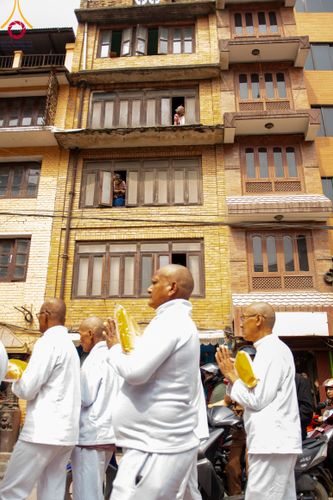 ภาพ No.313496:วันพฤหัสบดีที่ 12 มีนาคม พ.ศ. 2569 ขบวนแห่นาคธรรมทายาทในโครงการบรรพชาสามเณร 500 รูป  จาก นาคบาฮาล (Nagbahal) สู่จัตุรัสปาทัน (Patan Durbar Square) ประเทศเนปาล