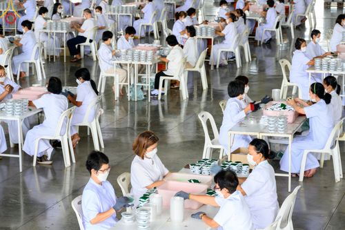 ภาพ No.49445:ประมวลภาพสาธุชนร่วมรับบุญ แกะถ่าน Led วันที่ 10 สิงหาคม พ.ศ. 2565 ณ วัดพระธรรมกาย