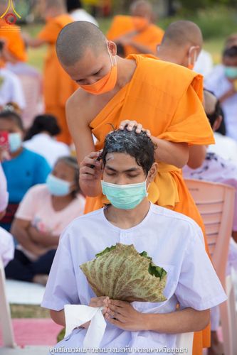 ภาพ No.39663:พิธีตัดปอยผม ปลงผม ขอขมารับผ้าไตรและพิธีบรรพชา ในโครงการอุปสมบท บูชาธรรมมหาปูชนียาจารย์ ประจำปี 2564 ชุดที่ 4