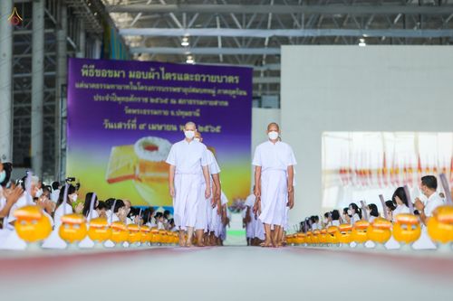 ภาพ No.44224:ประมวลภาพพิธีเวียนประทักษิณ, พิธีวันทาพระมหาธรรมกายเจดีย์ และพิธีขอขมารับผ้าไตร โครงการบวชภาคฤดูร้อน พ.ศ. 2565