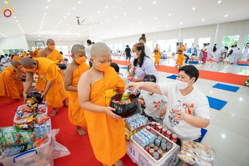 ภาพ No.45388:ประมวลภาพพิธีตักบาตรสามเณรใหม่ โครงการบรรพชาสามเณรฟื้นฟูพระพุทธศาสนาทั่วไทย ณ ศูนย์อบรมเยาวชนนครปฐม