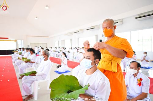 ภาพ No.39592:พิธีตัดปอยผม ปลงผม ขอขมารับผ้าไตรและพิธีบรรพชา ในโครงการอุปสมบท บูชาธรรมมหาปูชนียาจารย์ ประจำปี 2564 ชุดที่ 3