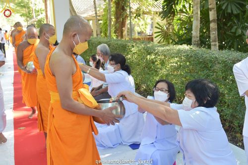 ภาพ No.41051:พิธีตัดปอยผม ปลงผม ขอขมารับผ้าไตรและพิธีบรรพชา ในโครงการอุปสมบท บูชาธรรมมหาปูชนียาจารย์ ประจำปี 2564 ชุดที่ 19