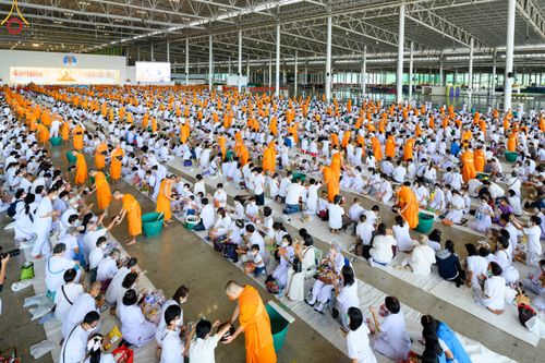 ภาพ No.52255:ประมวลภาพพิธีตักบาตรข้าวสารอาหารแห้ง (วันอาทิตย์ต้นเดือนตุลาคม) ณ บ้านแก้วเรือนทองคุณยายฯ วัดพระธรรมกาย