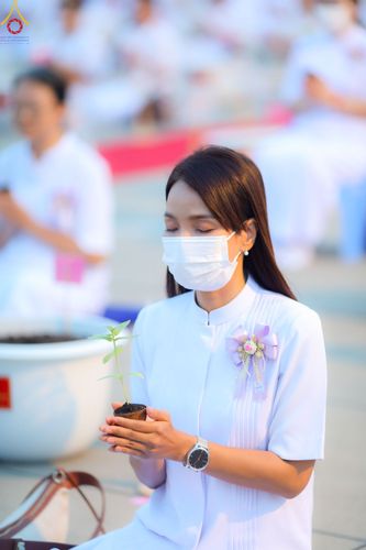 ภาพ No.90183:พิธีปลูกทรัพย์บานชื่น  เนื่องใน 139 ปี วันคล้ายวันเกิดด้วยรูปกายเนื้อ พระมงคลเทพมุนี (สด จนฺทสโร) พระผู้ปราบมาร วันอังคารที่ 10 ตุลาคม พ.ศ. 2566 ณ วัดพระธรรมกาย จ.ปทุมธานี