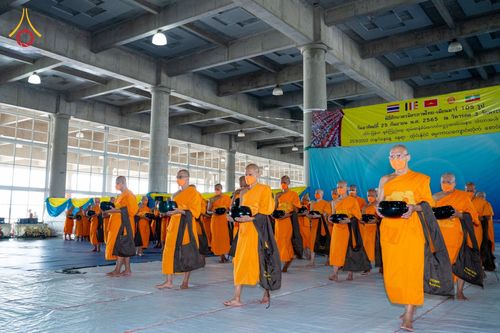 ภาพ No.52063:ประมวลภาพพิธีตักบาตรมิตรภาพไทย-เมียนมาร์ 105 รูป ณ วัดพระธรรมกาย