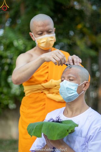 ภาพ No.39492:พิธีตัดปอยผม ปลงผม ขอขมารับผ้าไตรและพิธีบรรพชา ในโครงการอุปสมบท บูชาธรรมมหาปูชนียาจารย์ ประจำปี 2564  ชุดที่ 2