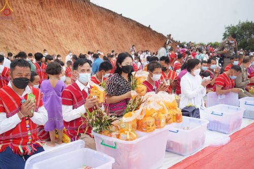 ภาพ No.50644:ประมวลภาพพิธีตักบาตร ณ วัดแม่แพ จ.แม่ฮ่องสอน เนื่องในวันธรรมชัย