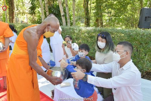 ภาพ No.41055:พิธีตัดปอยผม ปลงผม ขอขมารับผ้าไตรและพิธีบรรพชา ในโครงการอุปสมบท บูชาธรรมมหาปูชนียาจารย์ ประจำปี 2564 ชุดที่ 19