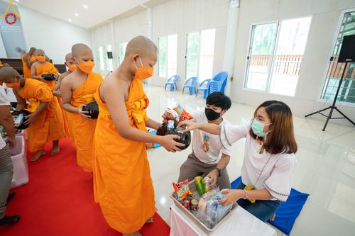 ภาพ No.45387:ประมวลภาพพิธีตักบาตรสามเณรใหม่ โครงการบรรพชาสามเณรฟื้นฟูพระพุทธศาสนาทั่วไทย ณ ศูนย์อบรมเยาวชนนครปฐม
