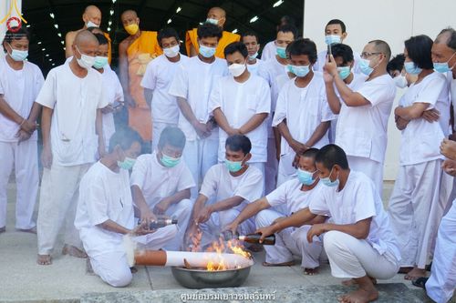 ภาพ No.40956:พิธีตัดปอยผม ปลงผม ขอขมารับผ้าไตรและพิธีบรรพชา ในโครงการอุปสมบท บูชาธรรมมหาปูชนียาจารย์ ประจำปี 2564 ชุดที่ 18