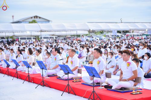 ภาพ No.49499:ประมวลภาพพิธีตักบาตรพระสงฆ์ 1,091 รูป เนื่องในวันแม่แห่งชาติ ณ ตลาดจัมโบ้ ชุดที่ 1