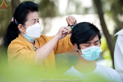 ภาพ No.39326:พิธีตัดปอยผมและปลงผมในโครงการอุปสมบท บูชาธรรมมหาปูชนียาจารย์ ประจำปี 2564 ชุดที่ 1