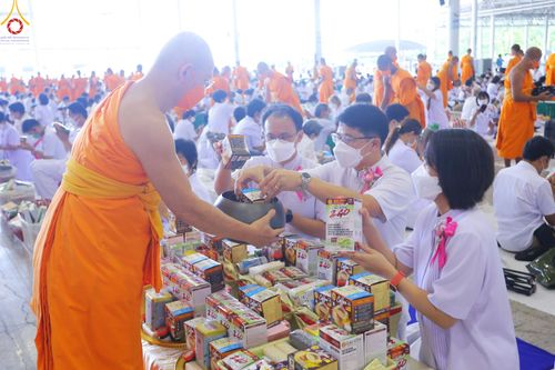 ภาพ No.52253:ประมวลภาพพิธีตักบาตรข้าวสารอาหารแห้ง (วันอาทิตย์ต้นเดือนตุลาคม) ณ บ้านแก้วเรือนทองคุณยายฯ วัดพระธรรมกาย