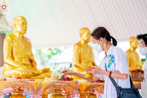 ภาพ No.47867:ประมวลภาพพิธีปิดแผ่นทองรูปเหมือนพระมงคลเทพมุนี (สด จนฺทสโร) พระผู้ปราบมาร และดวงแก้วธรรมชัย