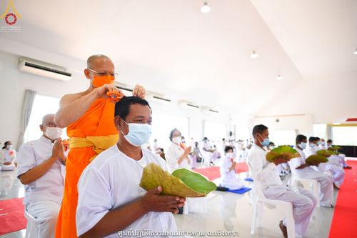 ภาพ No.39590:พิธีตัดปอยผม ปลงผม ขอขมารับผ้าไตรและพิธีบรรพชา ในโครงการอุปสมบท บูชาธรรมมหาปูชนียาจารย์ ประจำปี 2564 ชุดที่ 3