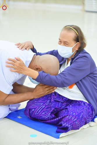 ภาพ No.40698:พิธีตัดปอยผม ปลงผม ขอขมารับผ้าไตรและพิธีบรรพชา ในโครงการอุปสมบท บูชาธรรมมหาปูชนียาจารย์ ประจำปี 2564 ชุดที่ 15