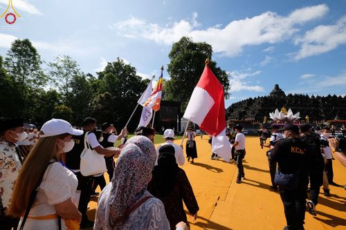 ภาพ No.46397:ประมวลภาพขบวนรถบุปผชาติ อัญเชิญน้ำและไฟศักดิ์สิทธิ์ ณ ประเทศอินโดนีเซีย