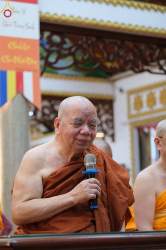 ภาพ No.47920:ประมวลภาพมูลนิธิธรรมกาย ถวายเทียนพรรษา อัญเชิญพระธาตุถวายวัดเถรวาทเวียดนาม