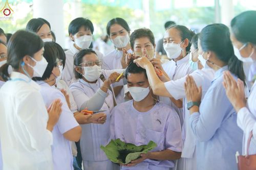 ภาพ No.56748:พิธีปลงผมนาคธรรมทายาท โครงการอุปสมบทบูชาธรรม มหาปูชนียาจารย์ประจำปี 2565 ณ สภาธรรมกายสากล วัดพระธรรมกาย