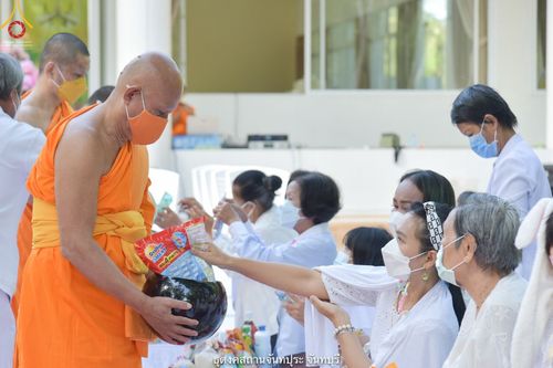 ภาพ No.41049:พิธีตัดปอยผม ปลงผม ขอขมารับผ้าไตรและพิธีบรรพชา ในโครงการอุปสมบท บูชาธรรมมหาปูชนียาจารย์ ประจำปี 2564 ชุดที่ 19