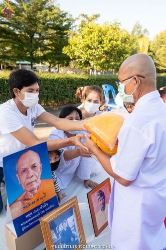 ภาพ No.40286:พิธีตัดปอยผม ปลงผม ขอขมารับผ้าไตรและพิธีบรรพชา ในโครงการอุปสมบท บูชาธรรมมหาปูชนียาจารย์ ประจำปี 2564 ชุดที่ 11