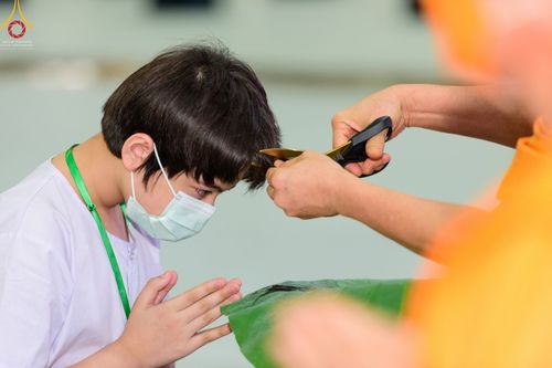 ภาพ No.43989:ประมวลภาพพิธีปลงผม โครงการบรรพชาสามเณรฟื้นฟูพระพุทธศาสนาทั่วไทย ณ ศูนย์อบรมวัดพระธรรมกาย