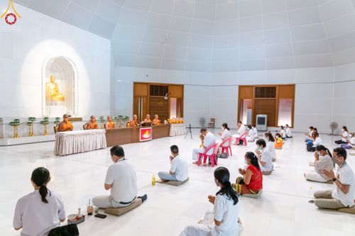 ภาพ No.45933:ประมวลภาพพิธีตักบาตรและทอดผ้าป่า โครงการบรรพชาสามเณรฟื้นฟูพระพุทธศาสนาทั่วไทย ณ อนุสรณ์สถานพระมงคลเทพมุนี