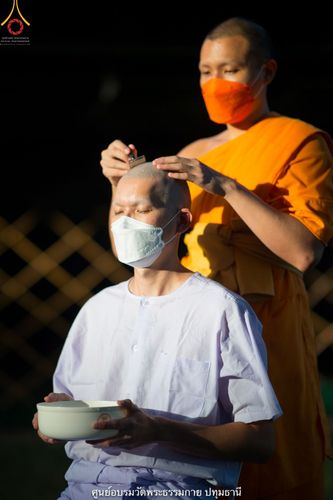 ภาพ No.39497:พิธีตัดปอยผม ปลงผม ขอขมารับผ้าไตรและพิธีบรรพชา ในโครงการอุปสมบท บูชาธรรมมหาปูชนียาจารย์ ประจำปี 2564  ชุดที่ 2