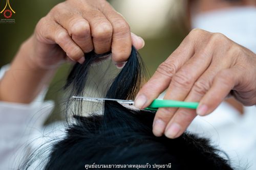 ภาพ No.39319:พิธีตัดปอยผมและปลงผมในโครงการอุปสมบท บูชาธรรมมหาปูชนียาจารย์ ประจำปี 2564 ชุดที่ 1