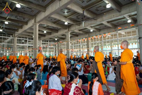 ภาพ No.52066:ประมวลภาพพิธีตักบาตรมิตรภาพไทย-เมียนมาร์ 105 รูป ณ วัดพระธรรมกาย