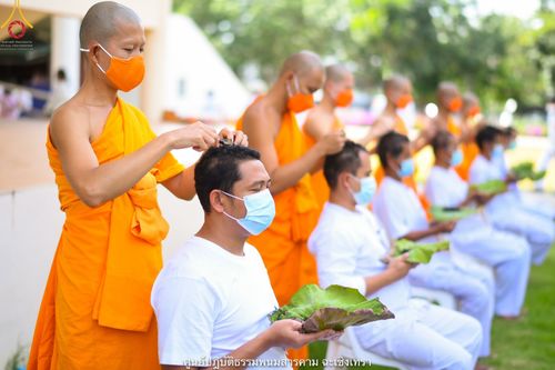 ภาพ No.39593:พิธีตัดปอยผม ปลงผม ขอขมารับผ้าไตรและพิธีบรรพชา ในโครงการอุปสมบท บูชาธรรมมหาปูชนียาจารย์ ประจำปี 2564 ชุดที่ 3