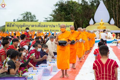 ภาพ No.50645:ประมวลภาพพิธีตักบาตร ณ วัดแม่แพ จ.แม่ฮ่องสอน เนื่องในวันธรรมชัย