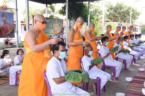 ภาพ No.39665:พิธีตัดปอยผม ปลงผม ขอขมารับผ้าไตรและพิธีบรรพชา ในโครงการอุปสมบท บูชาธรรมมหาปูชนียาจารย์ ประจำปี 2564 ชุดที่ 4