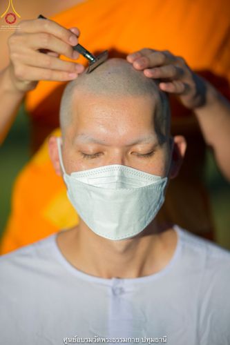 ภาพ No.39500:พิธีตัดปอยผม ปลงผม ขอขมารับผ้าไตรและพิธีบรรพชา ในโครงการอุปสมบท บูชาธรรมมหาปูชนียาจารย์ ประจำปี 2564  ชุดที่ 2