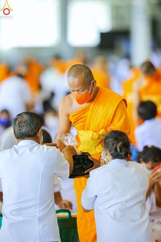 ภาพ No.52254:ประมวลภาพพิธีตักบาตรข้าวสารอาหารแห้ง (วันอาทิตย์ต้นเดือนตุลาคม) ณ บ้านแก้วเรือนทองคุณยายฯ วัดพระธรรมกาย